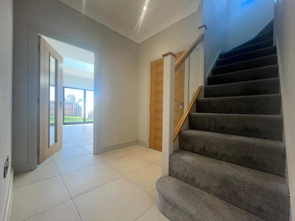 5 bedroom detached house for rent