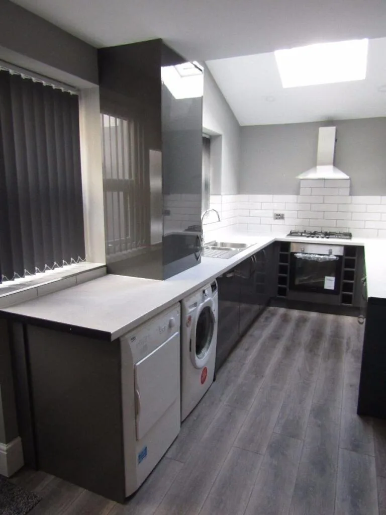 5 bedroom terraced house for rent