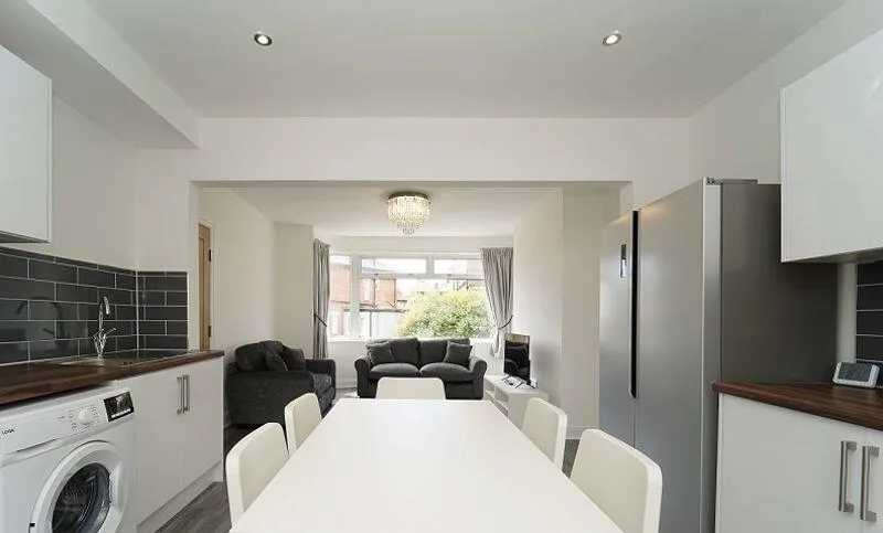 5 bedroom semi-detached house for rent