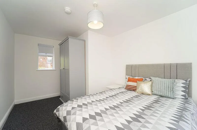 5 bedroom semi-detached house for rent