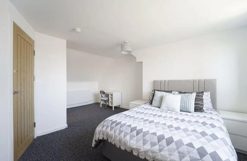 5 bedroom semi-detached house for rent