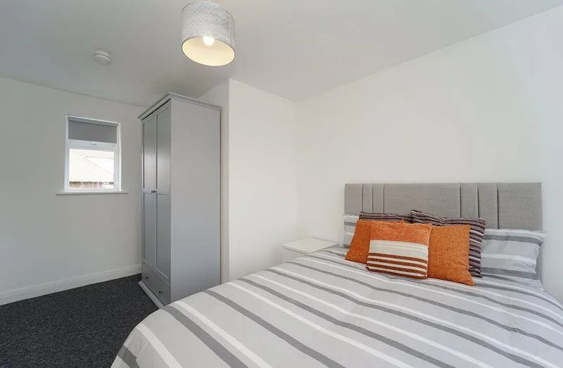 5 bedroom semi-detached house for rent