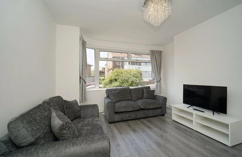 5 bedroom semi-detached house for rent