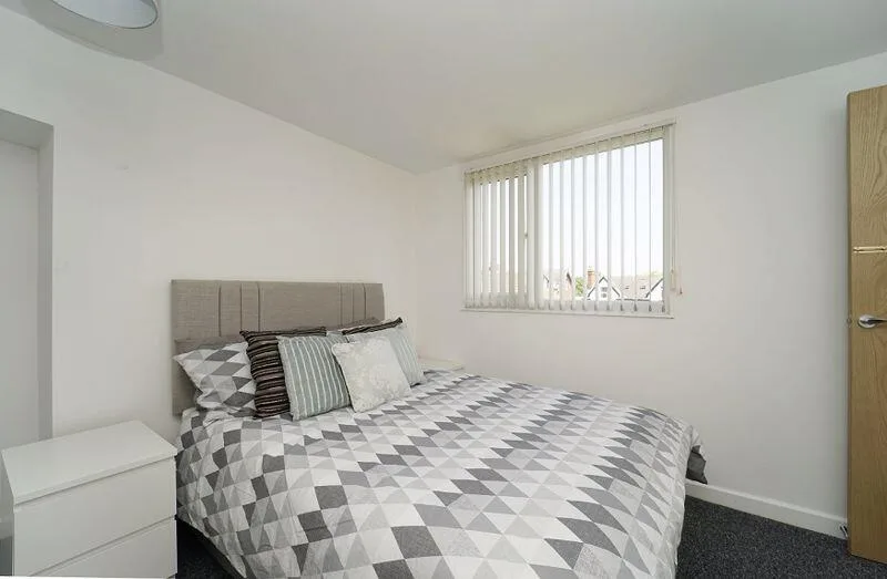 5 bedroom semi-detached house for rent