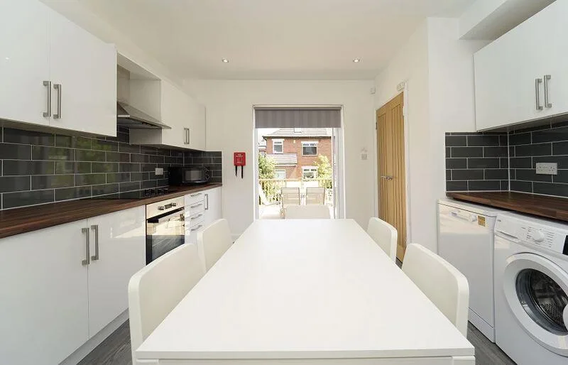 5 bedroom semi-detached house for rent