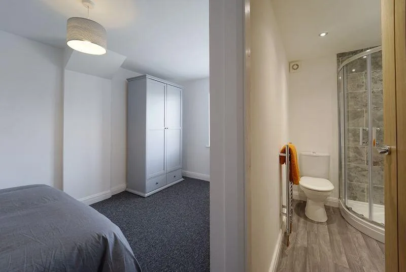 5 bedroom semi-detached house for rent