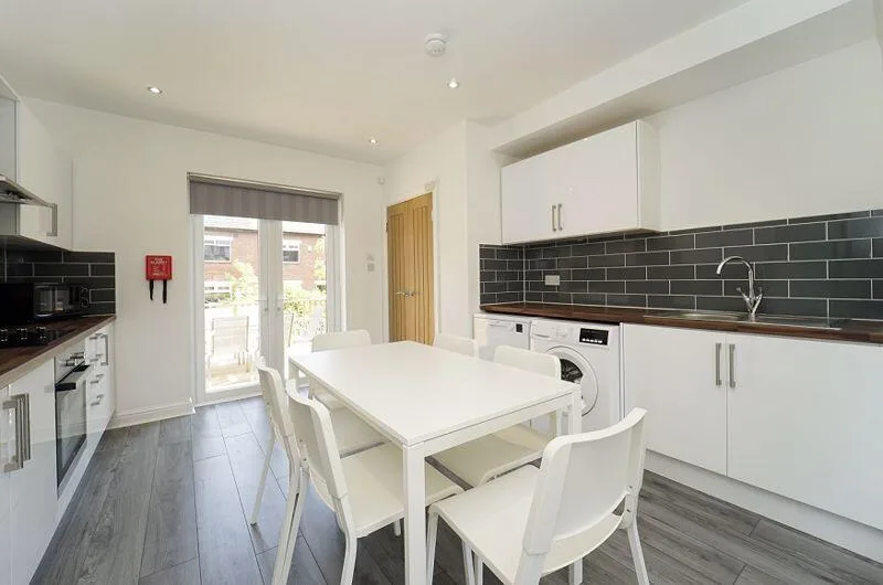 5 bedroom semi-detached house for rent