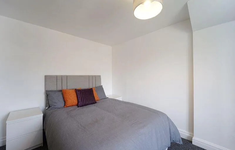 5 bedroom semi-detached house for rent