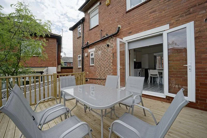 5 bedroom semi-detached house for rent