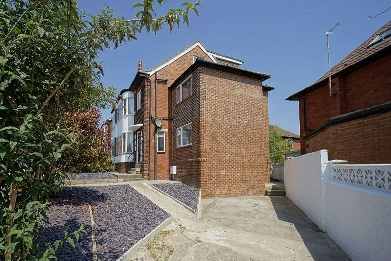 5 bedroom semi-detached house for rent
