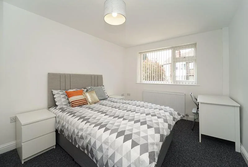 5 bedroom semi-detached house for rent