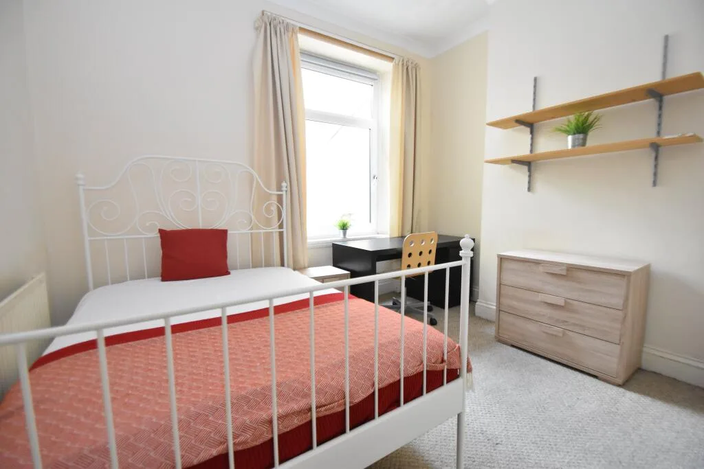 6 bedroom house for rent