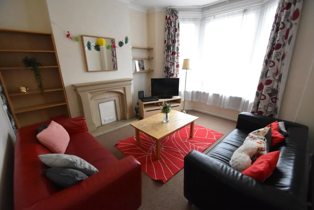 6 bedroom house for rent