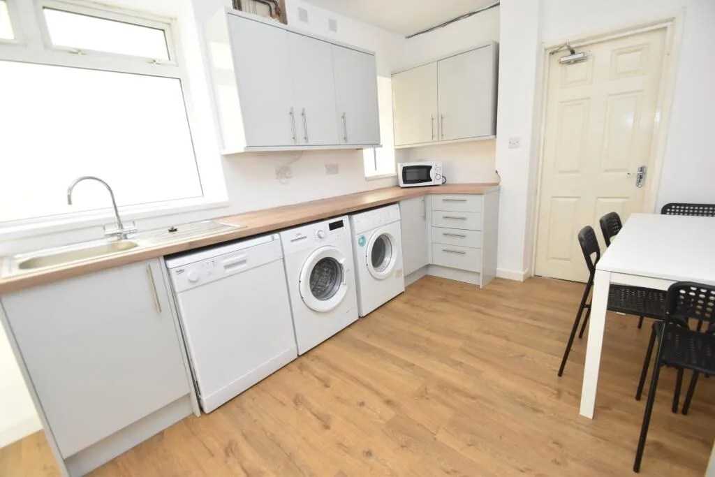 6 bedroom house for rent