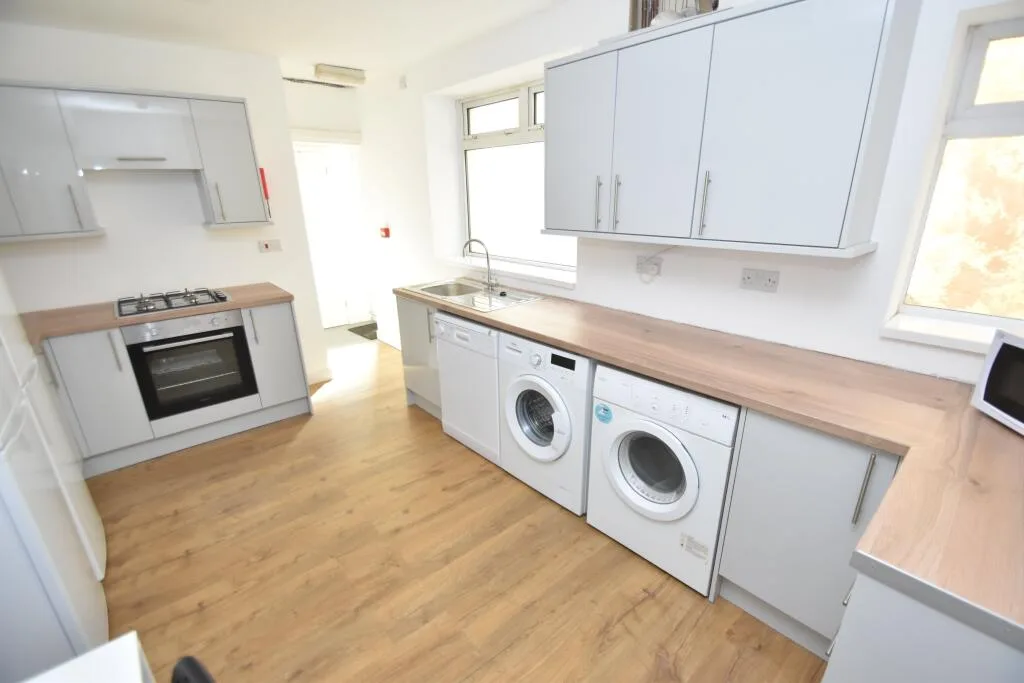 6 bedroom house for rent