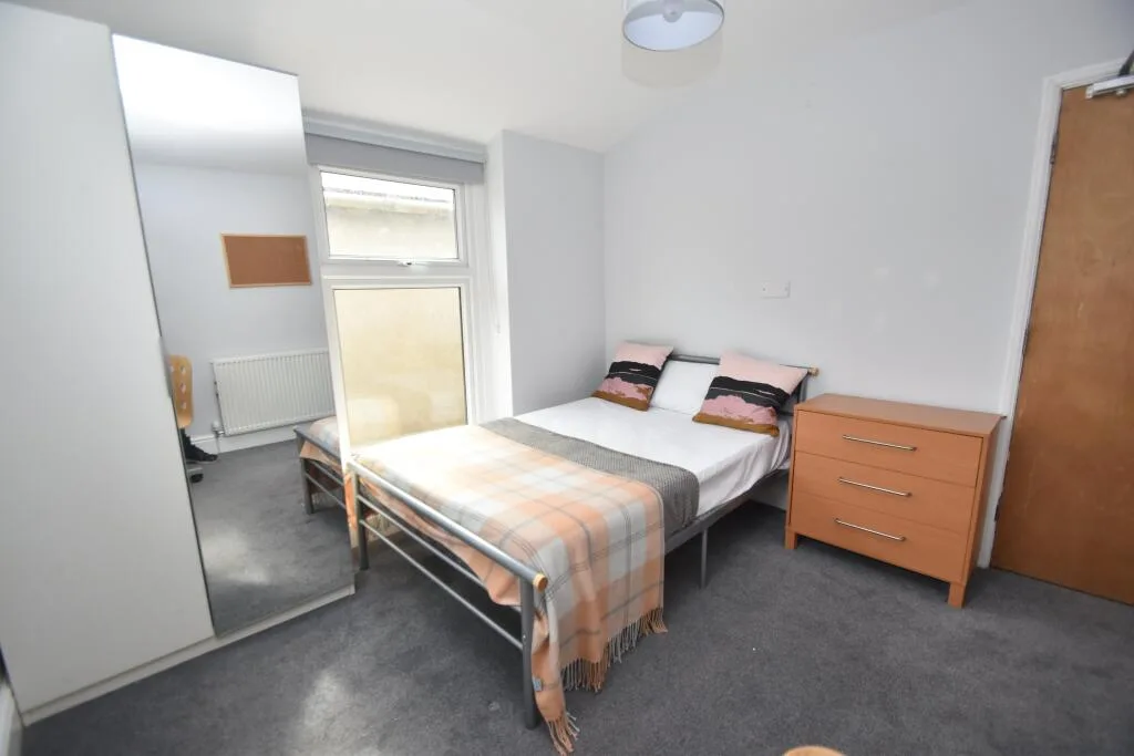 6 bedroom house for rent