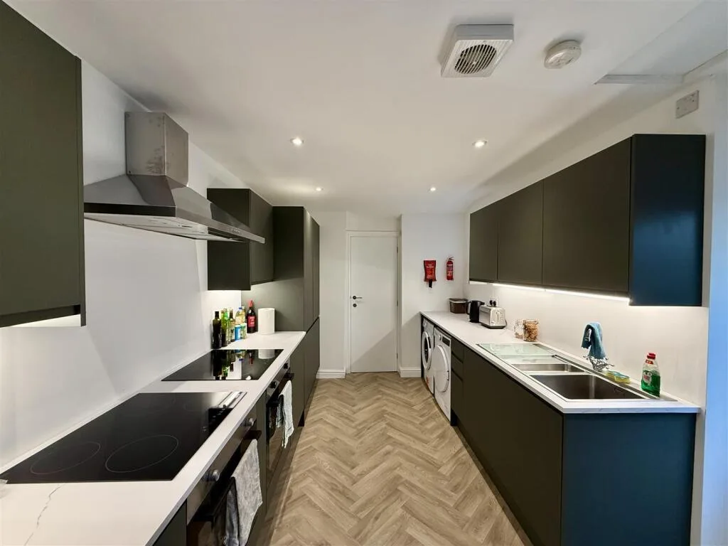 6 bedroom house for rent