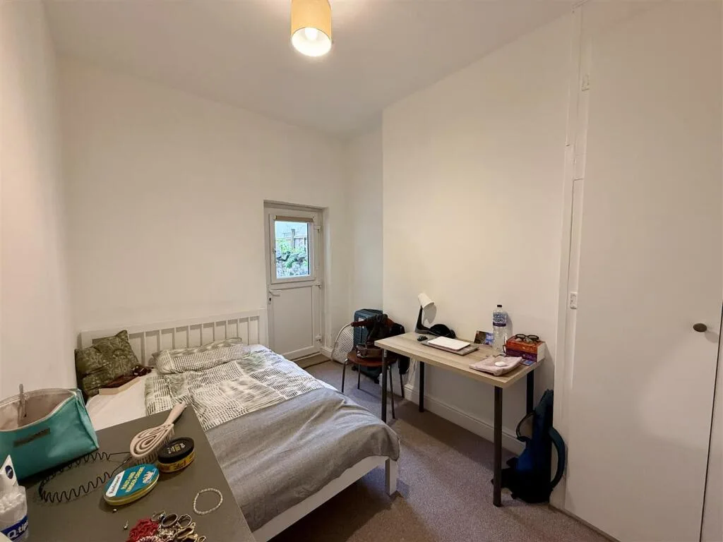 6 bedroom house for rent