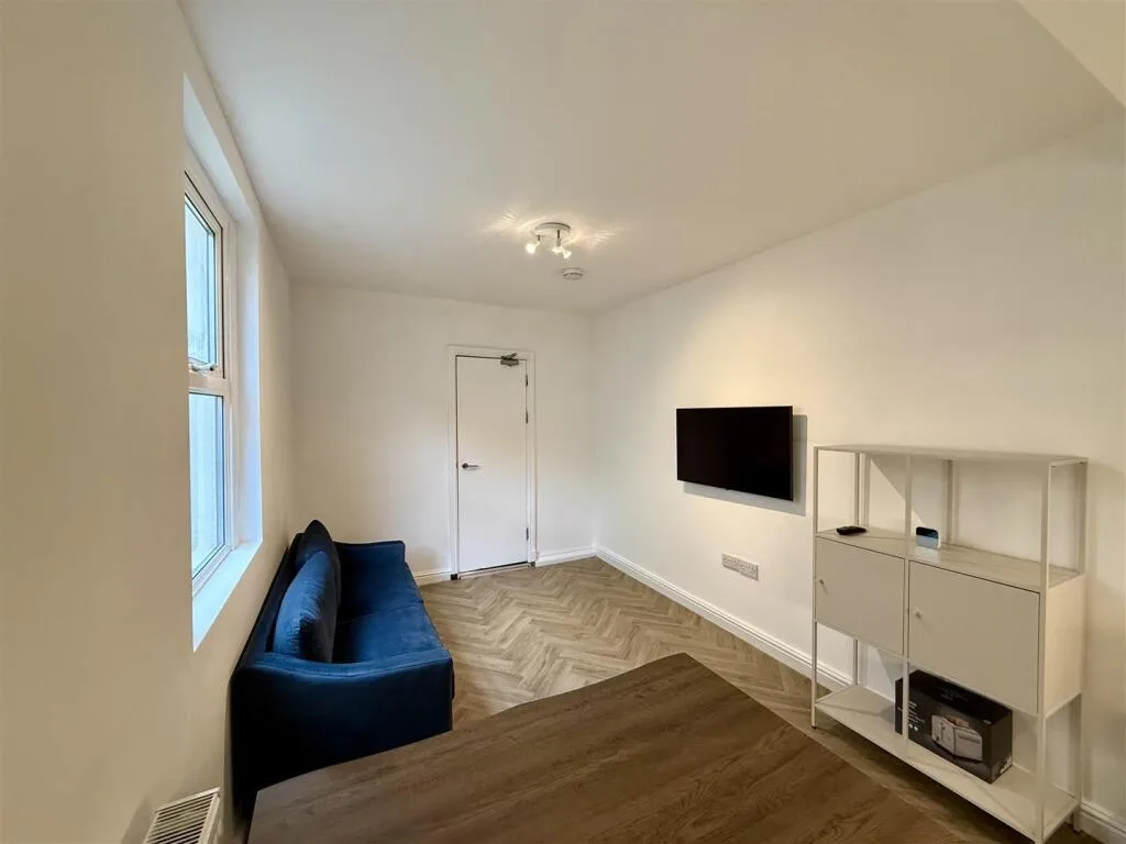6 bedroom house for rent