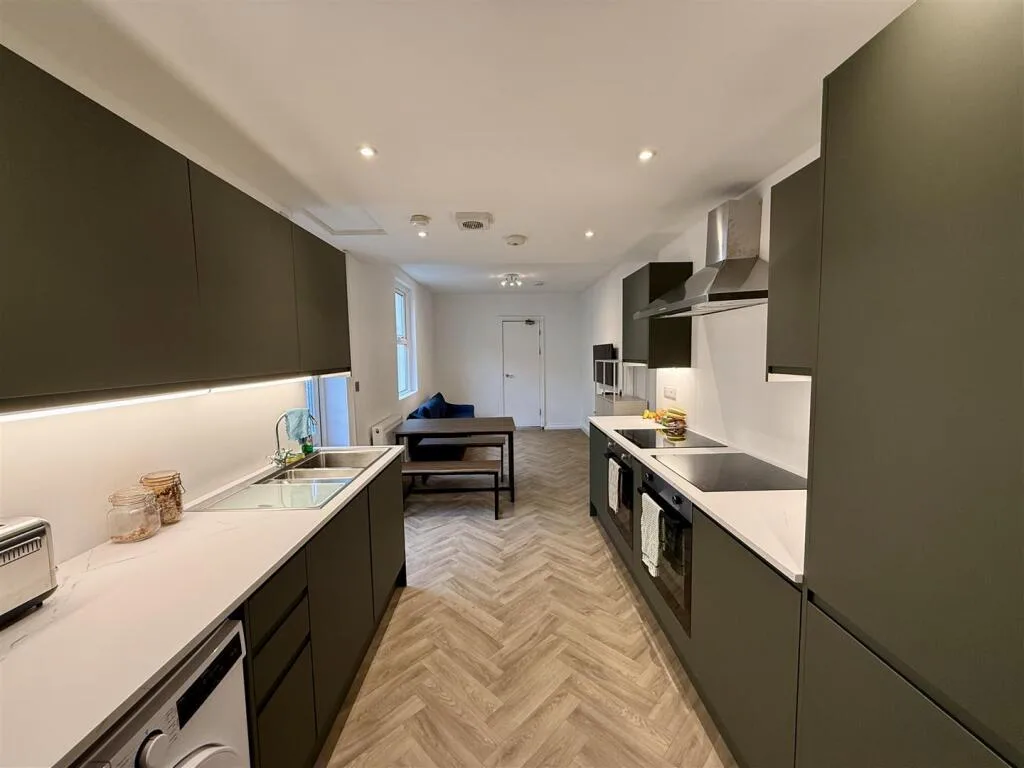 6 bedroom house for rent