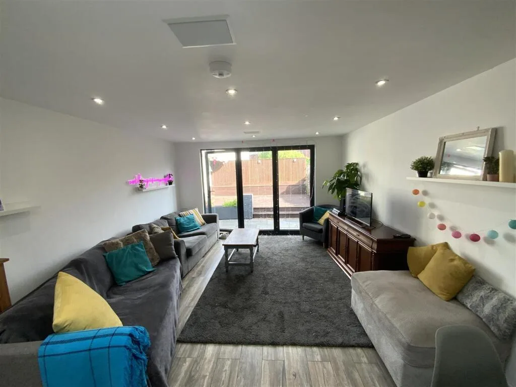 6 bedroom house for rent
