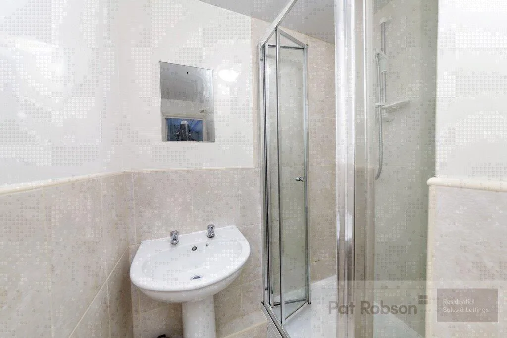 6 bedroom maisonette for rent