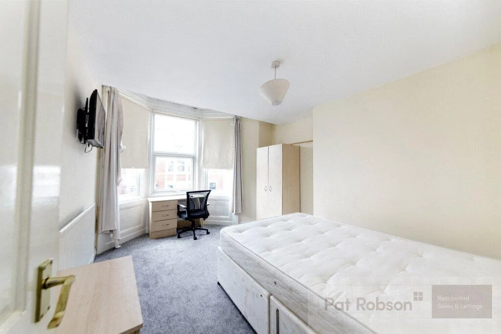6 bedroom maisonette for rent