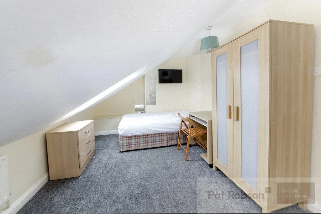 6 bedroom maisonette for rent
