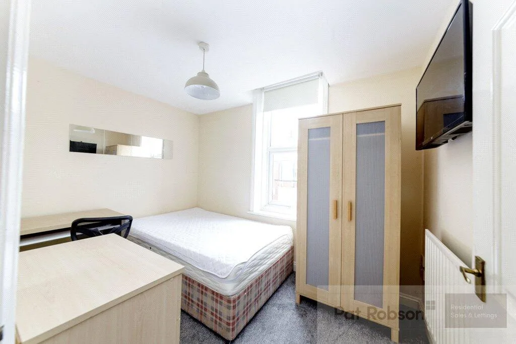 6 bedroom maisonette for rent