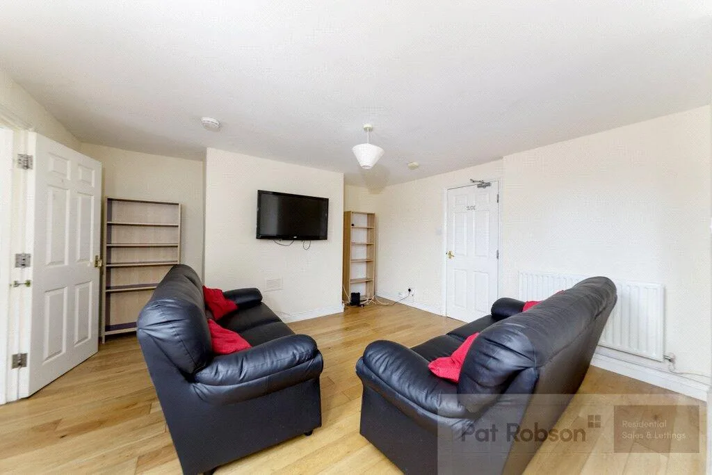 6 bedroom maisonette for rent