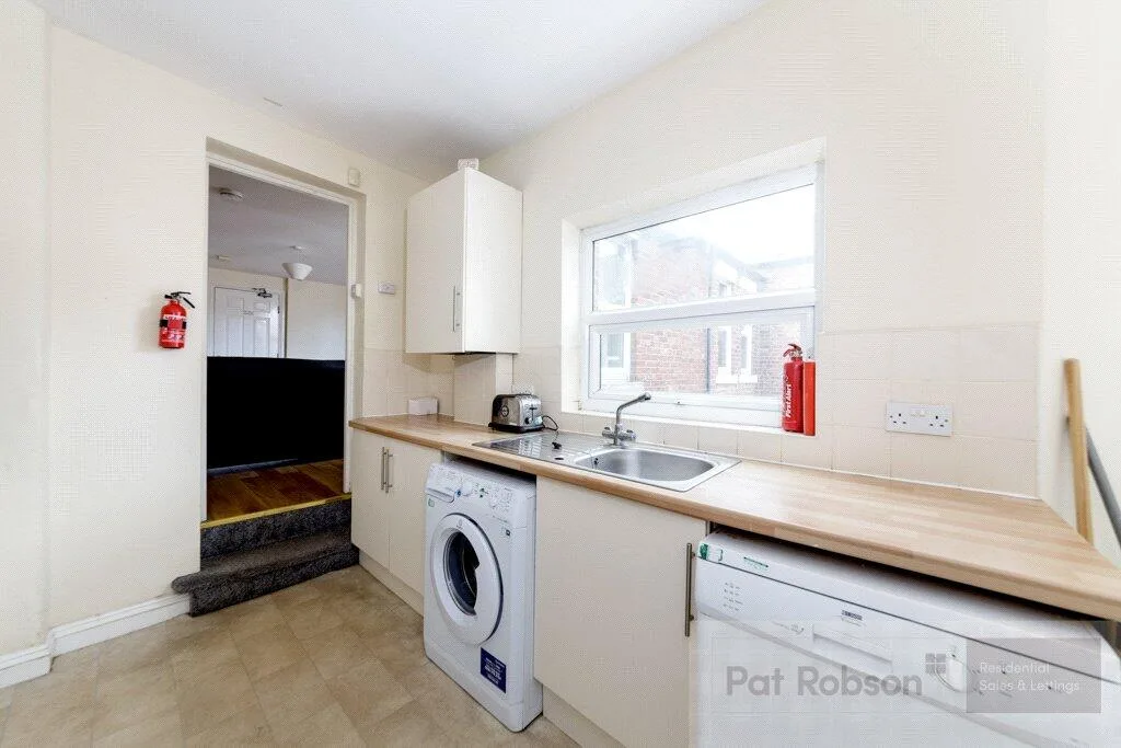 6 bedroom maisonette for rent