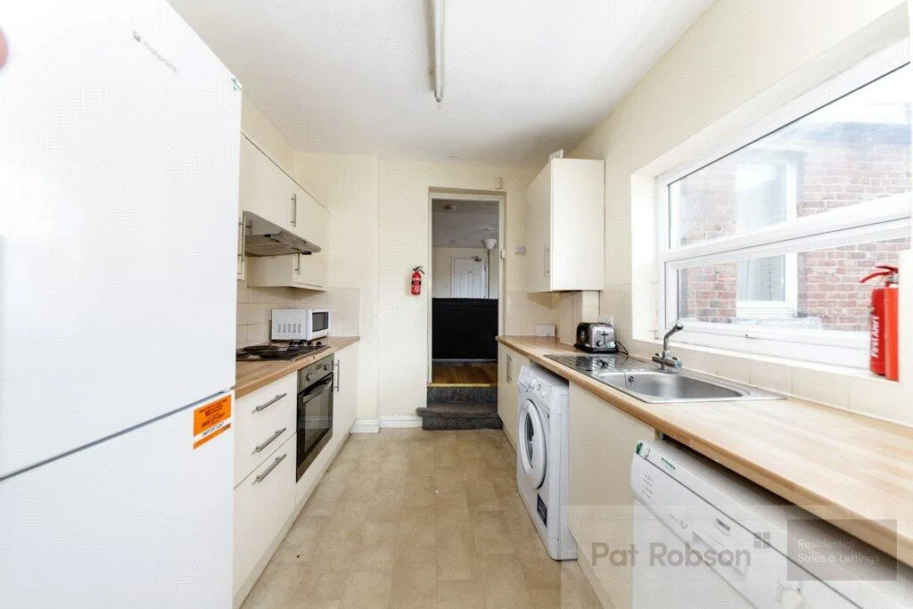 6 bedroom maisonette for rent