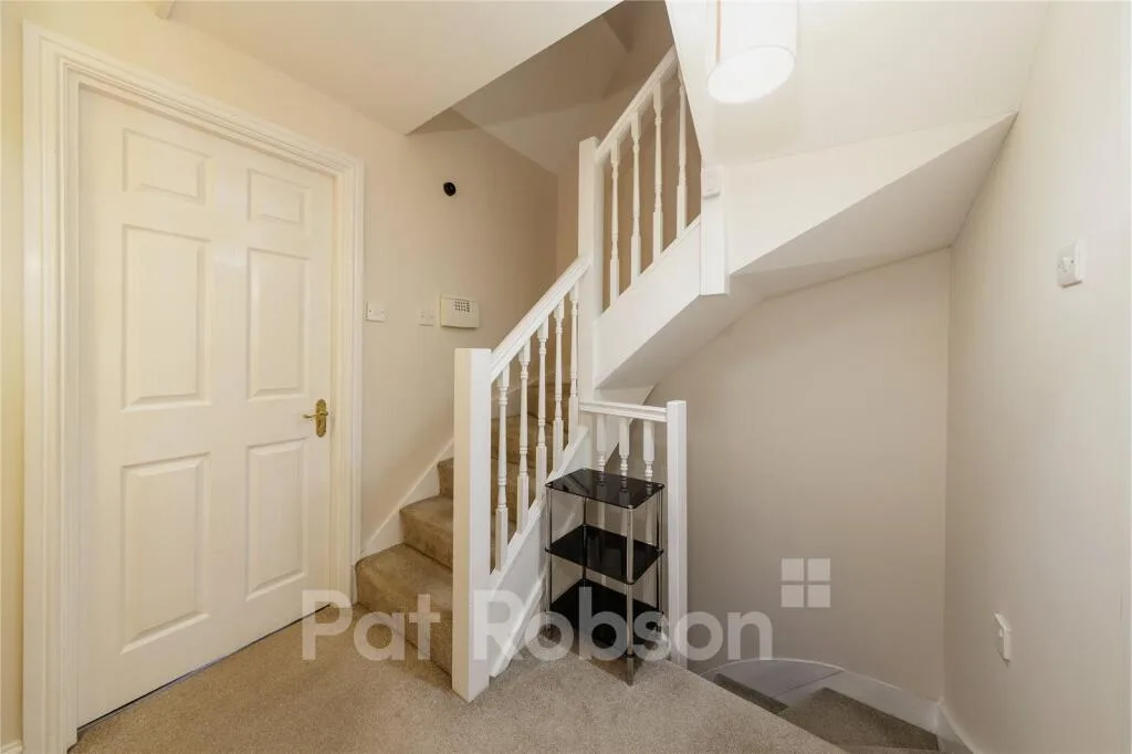 5 bedroom maisonette for rent