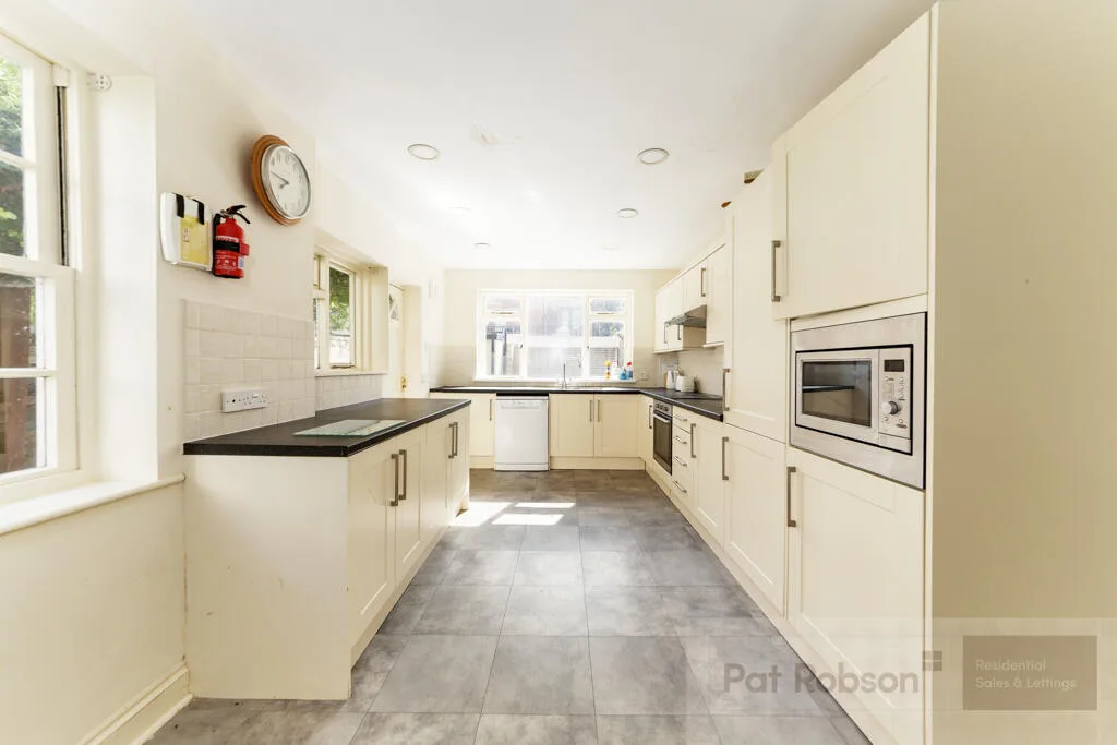 6 bedroom property for rent
