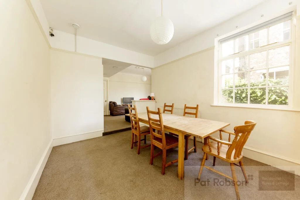 6 bedroom property for rent