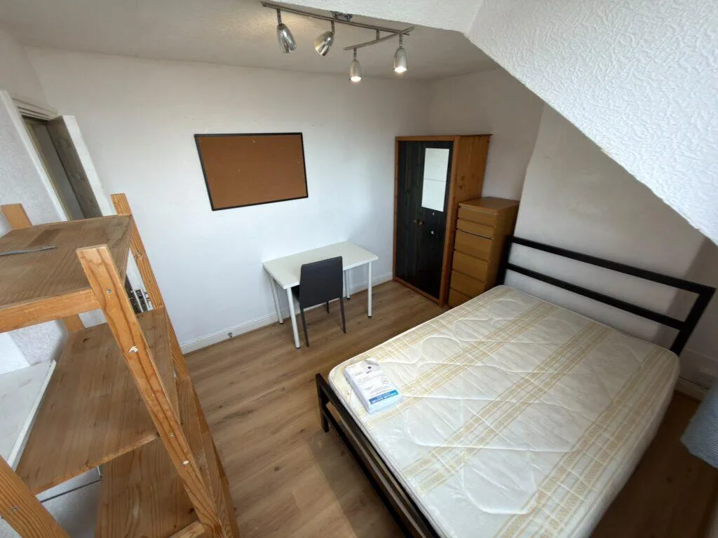 8 bedroom terraced house for rent