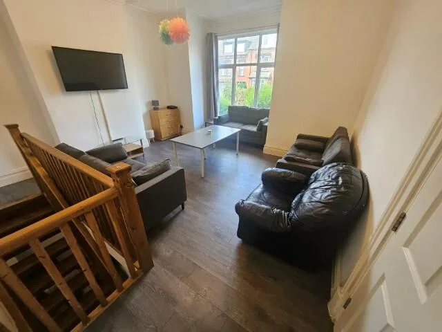 8 bedroom terraced house for rent