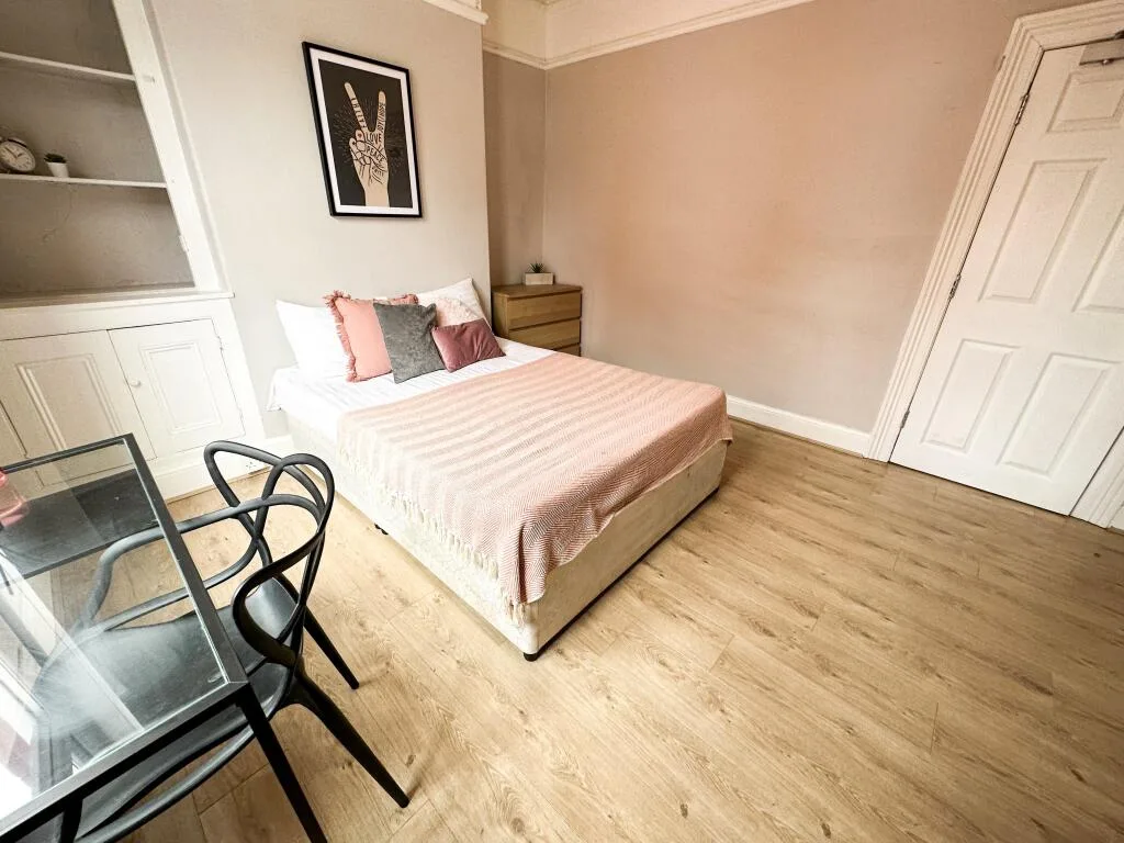 5 bedroom terraced house for rent