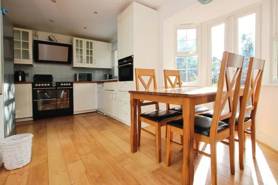 5 bedroom detached house for rent