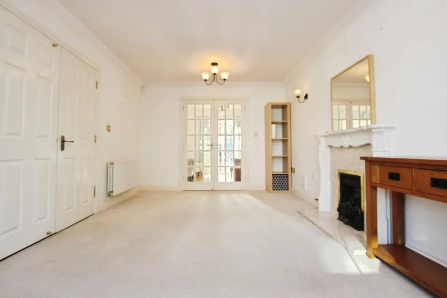 5 bedroom detached house for rent
