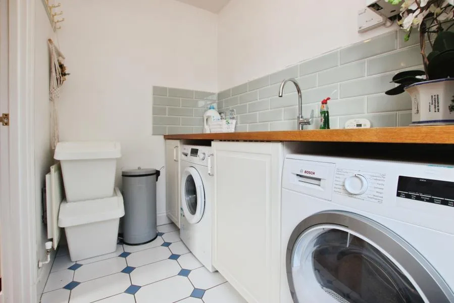 5 bedroom detached house for rent