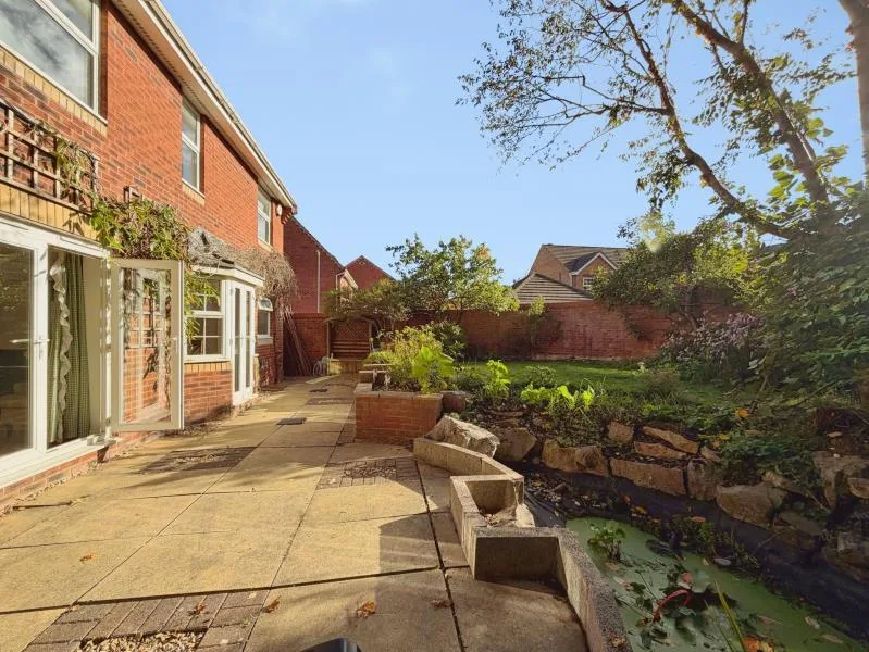 5 bedroom detached house for rent
