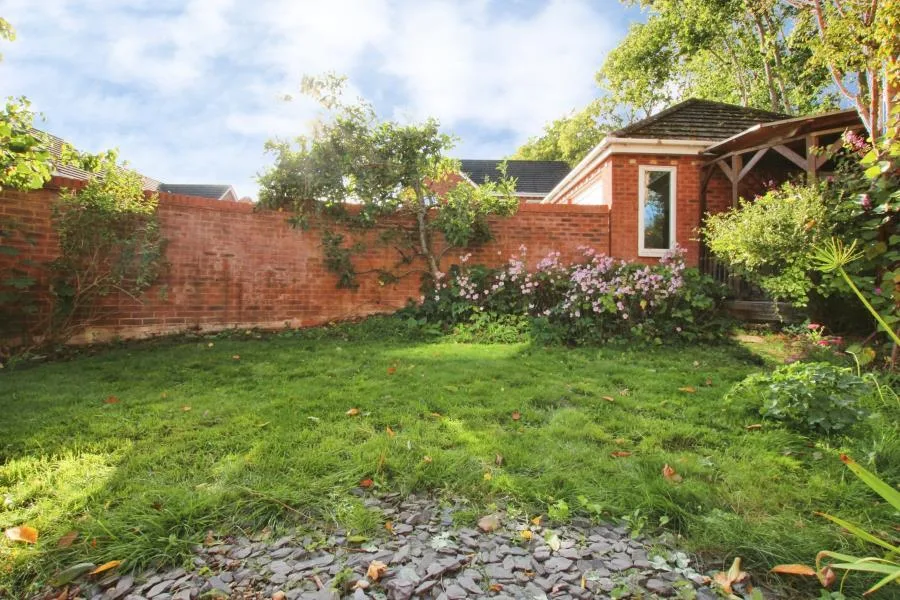 5 bedroom detached house for rent
