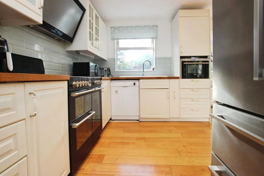 5 bedroom detached house for rent