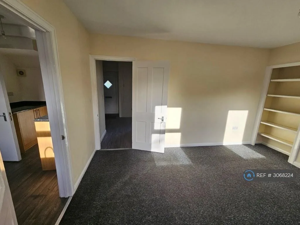5 bedroom semi-detached house for rent