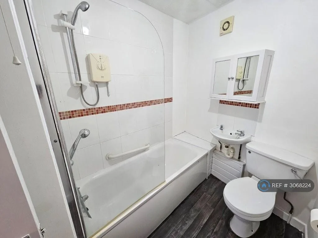 5 bedroom semi-detached house for rent