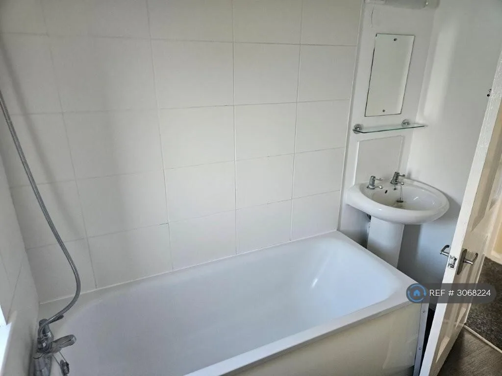 5 bedroom semi-detached house for rent