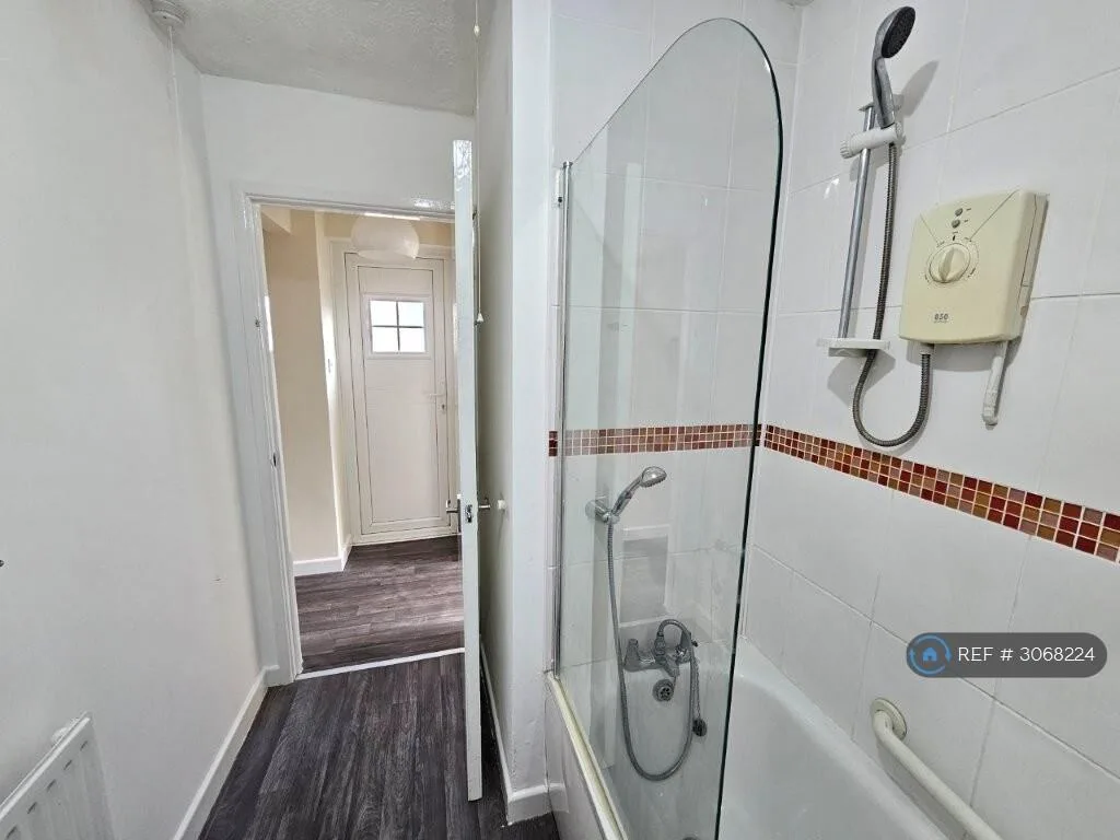 5 bedroom semi-detached house for rent