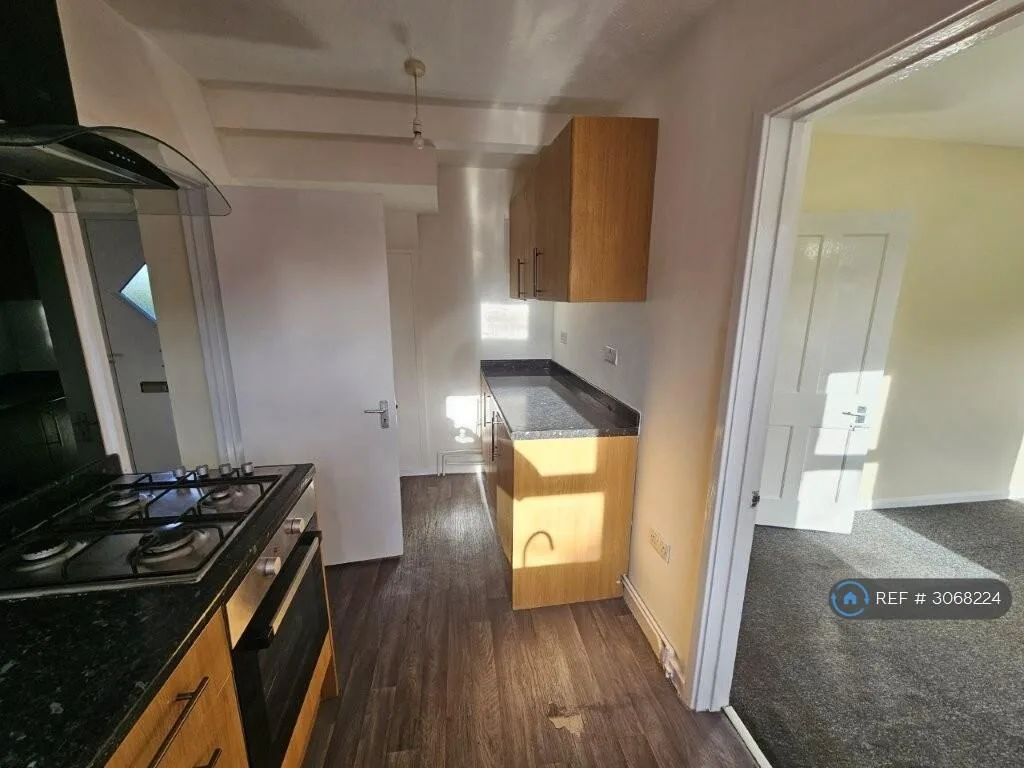 5 bedroom semi-detached house for rent