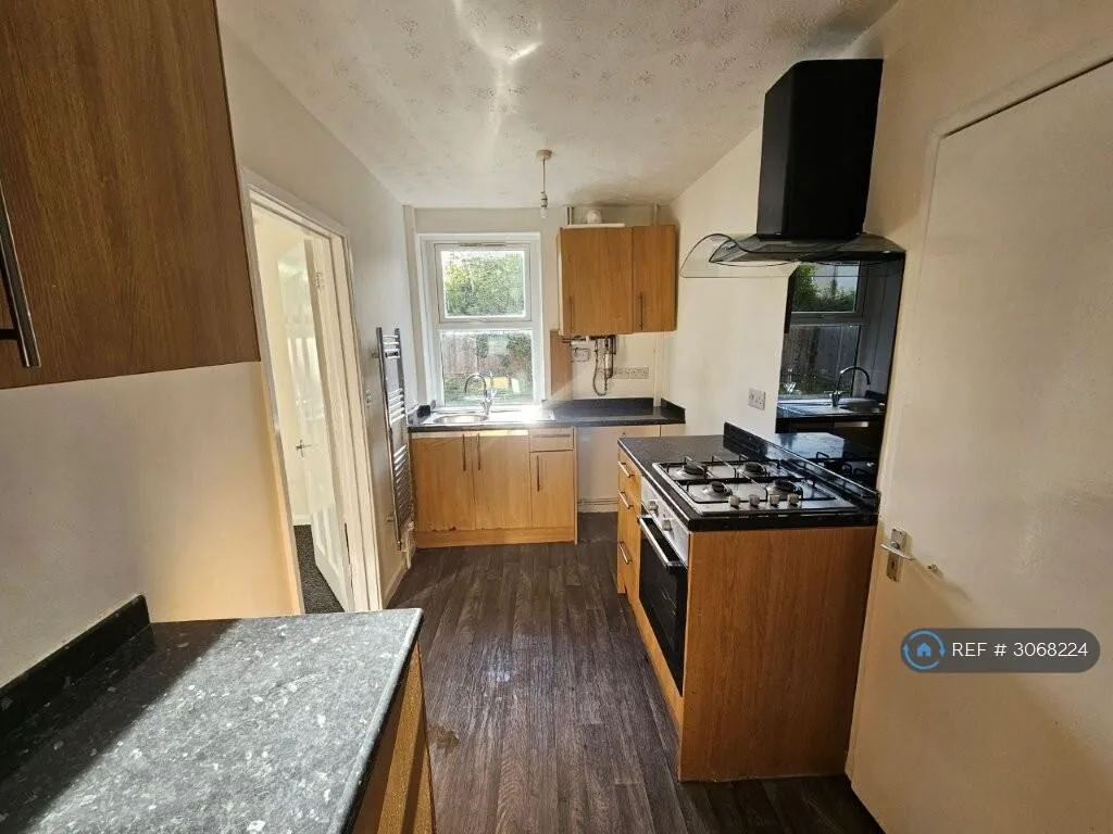 5 bedroom semi-detached house for rent